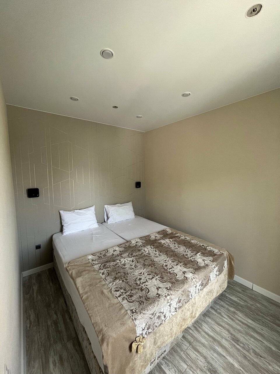 Фотографии номера Трехместный номер «Комфорт» в Гостинице Башня Кисловодск